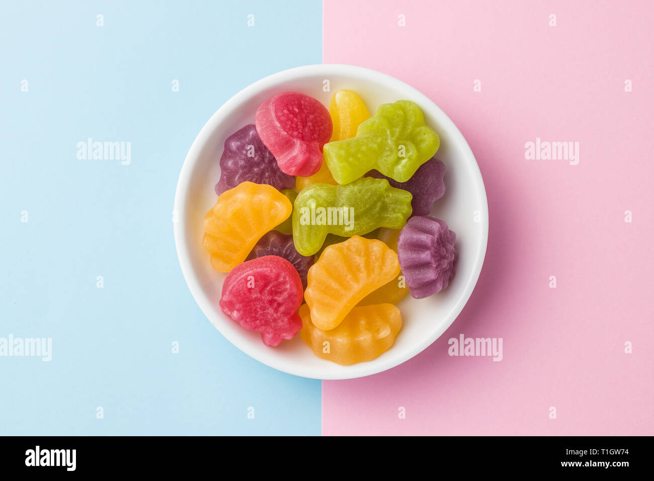 Bonbons gelée de fruits dans un bol sur fond coloré. Banque D'Images