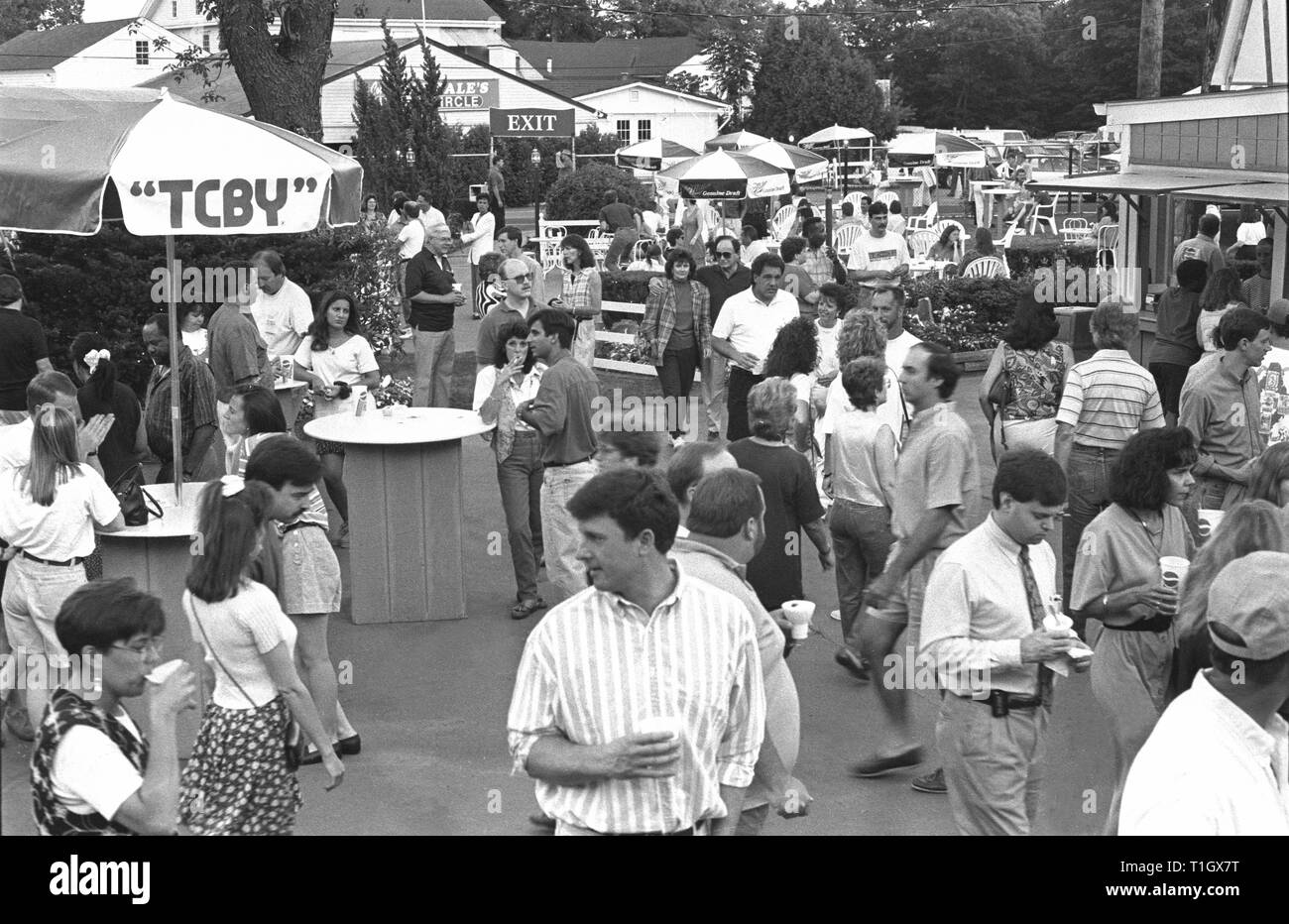 Cette photo capture les concerts fans apprécier des collations et des boissons dans un théâtre en plein air d'été. Banque D'Images