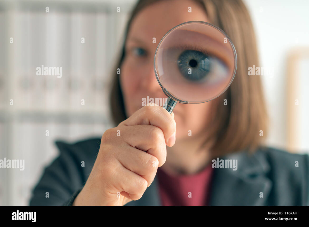 Businesswoman with magnifying glass font des affaires d'audit financier, l'examen et l'évaluation des états financiers. Banque D'Images