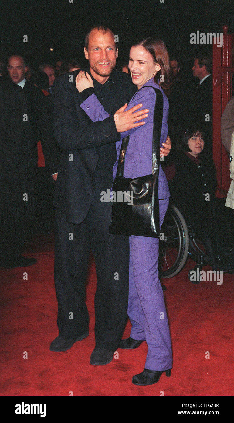 LOS ANGELES, CA - le 17 mars 1999 : l'acteur Woody Harrelson et actrice Juliette Lewis lors de la première mondiale de 'TVED' dans laquelle il étoiles. © Paul Smith / Featureflash Banque D'Images