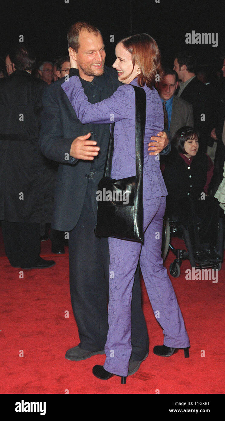 LOS ANGELES, CA - le 17 mars 1999 : l'acteur Woody Harrelson et actrice Juliette Lewis lors de la première mondiale de 'TVED' dans laquelle il étoiles. © Paul Smith / Featureflash Banque D'Images