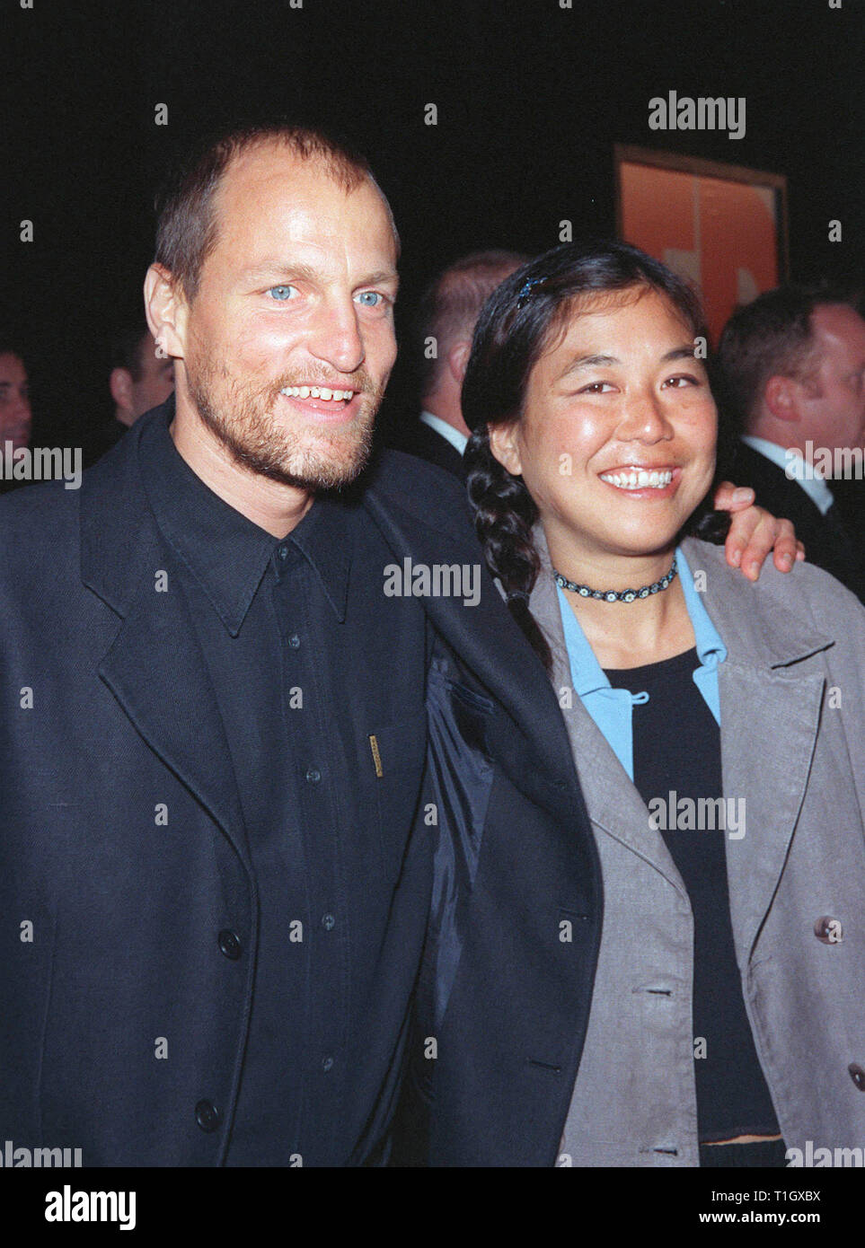 LOS ANGELES, CA - le 16 mars 1999 : l'acteur Woody Harrelson & femme lors de la première mondiale de 'TVED' dans laquelle il étoiles. © Paul Smith / Featureflash Banque D'Images