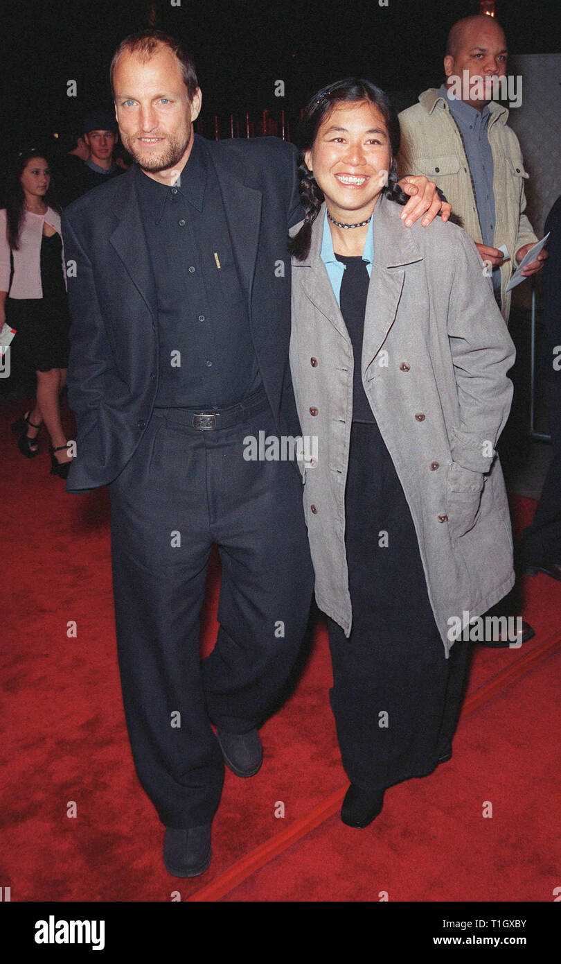 LOS ANGELES, CA - le 16 mars 1999 : l'acteur Woody Harrelson & femme lors de la première mondiale de 'TVED' dans laquelle il étoiles. © Paul Smith / Featureflash Banque D'Images