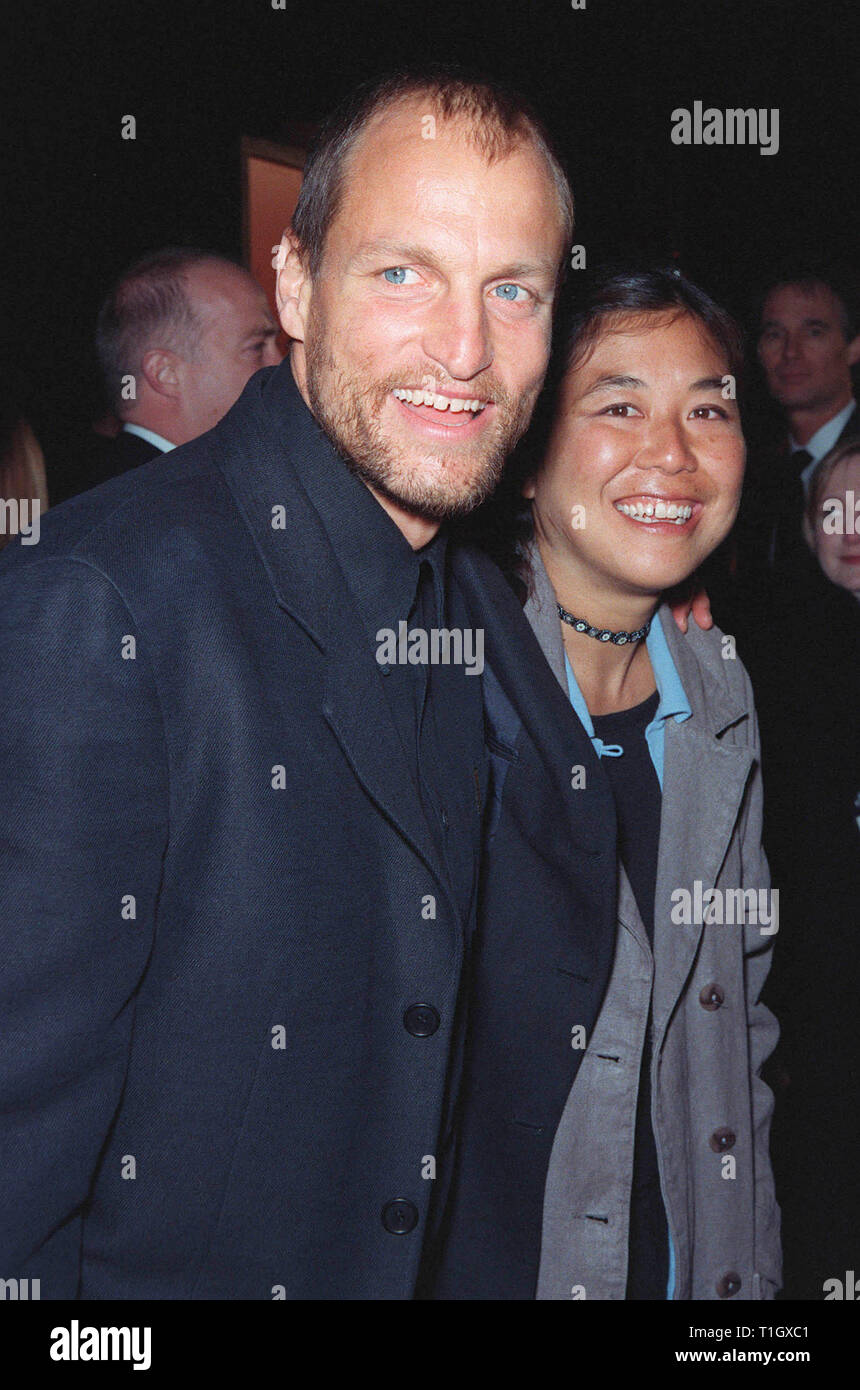 LOS ANGELES, CA - le 16 mars 1999 : l'acteur Woody Harrelson & femme lors de la première mondiale de 'TVED' dans laquelle il étoiles. © Paul Smith / Featureflash Banque D'Images