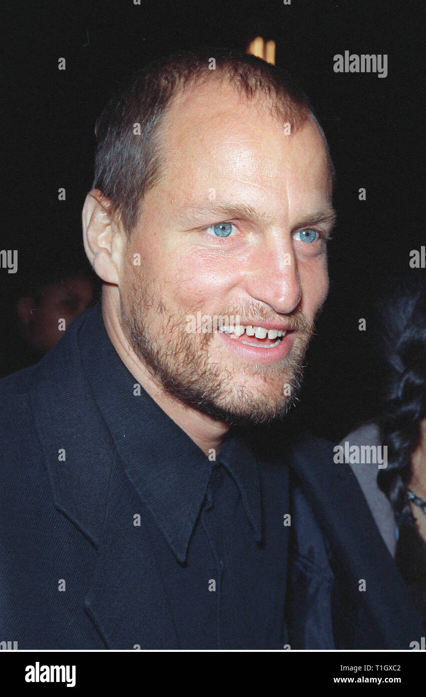 LOS ANGELES, CA - le 16 mars 1999 : l'acteur Woody Harrelson lors de la première mondiale de 'TVED' dans laquelle il étoiles. © Paul Smith / Featureflash Banque D'Images