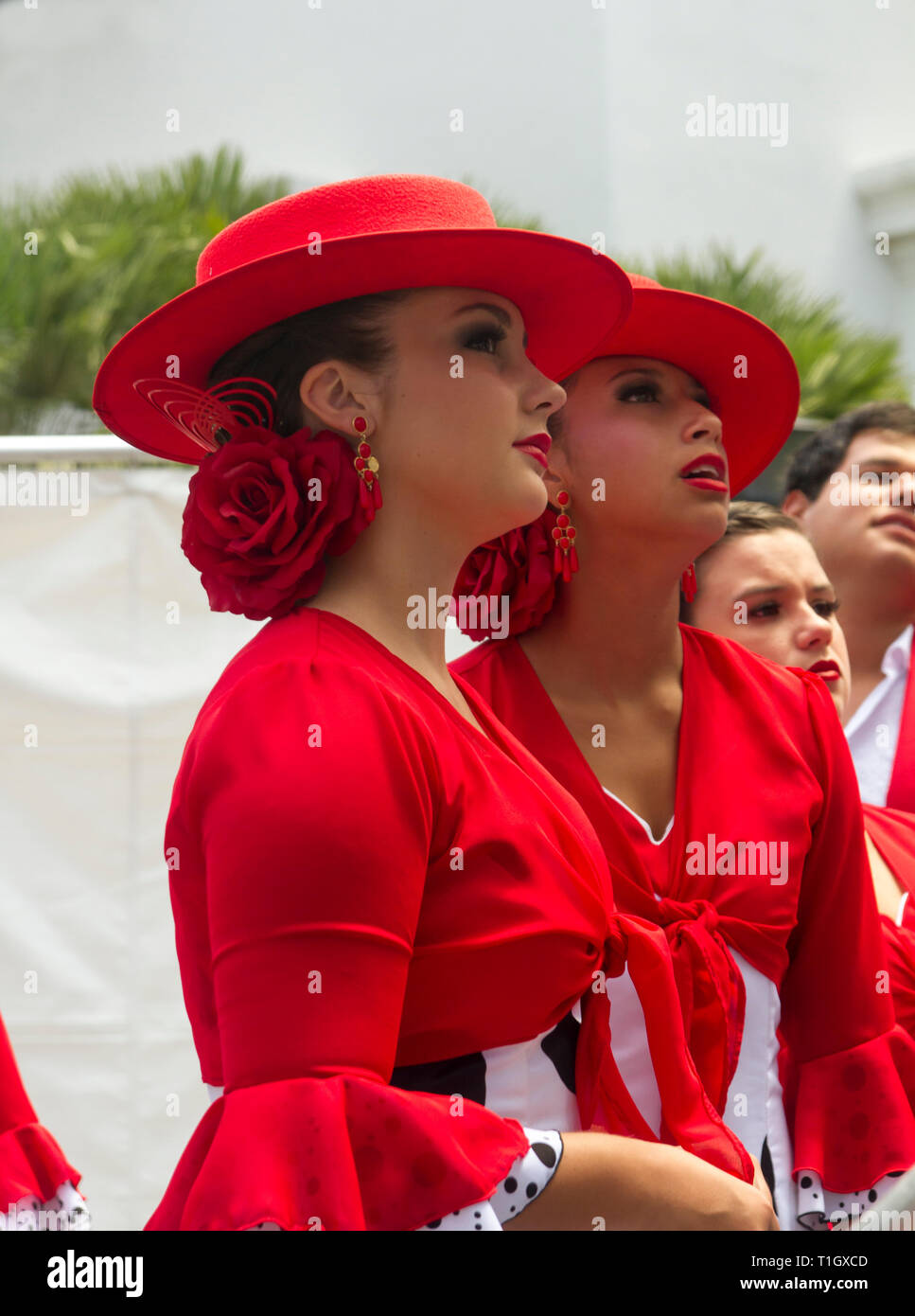 Danseuses vêtus de rouge Banque D'Images