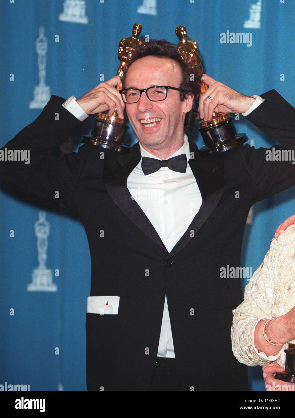 LOS ANGELES, CA - le 22 mars 1999 : l'acteur Roberto Benigni - lauréat du Prix du Meilleur Acteur et du meilleur film étranger - à la 71e cérémonie des Academy Awards. © Paul Smith / Featureflash Banque D'Images