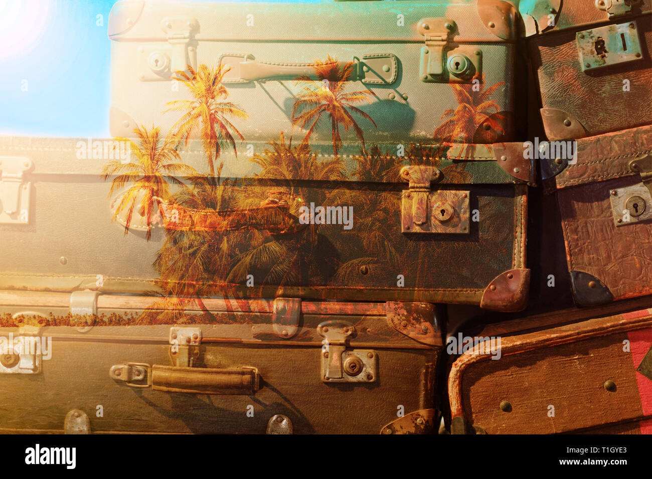 Travel concept -vintage suitcase et palm tree island double exposition Banque D'Images