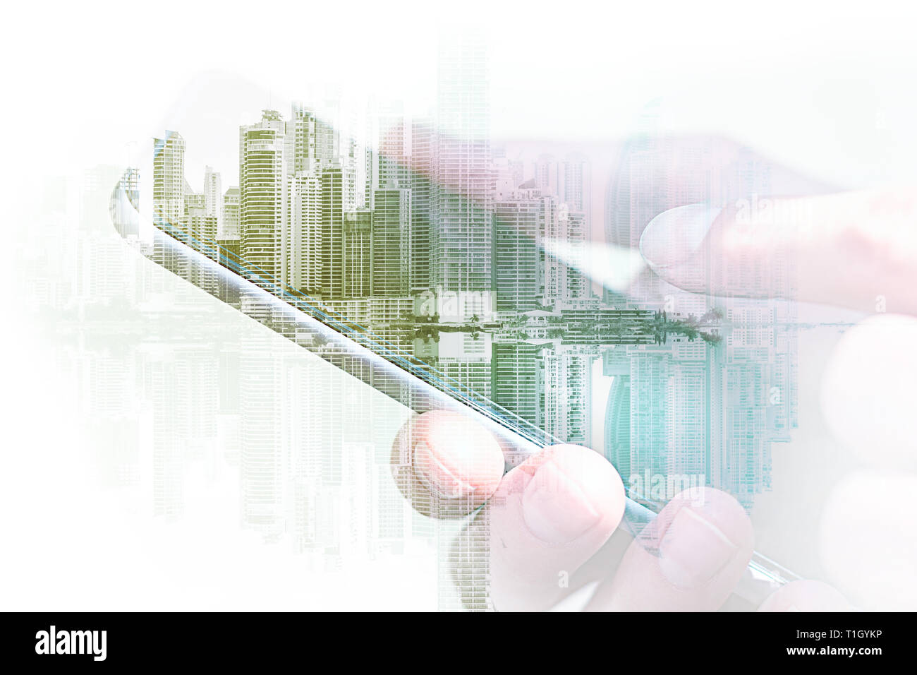 Holding téléphone mobile / smartphone avec double exposition, les toits de la ville Banque D'Images