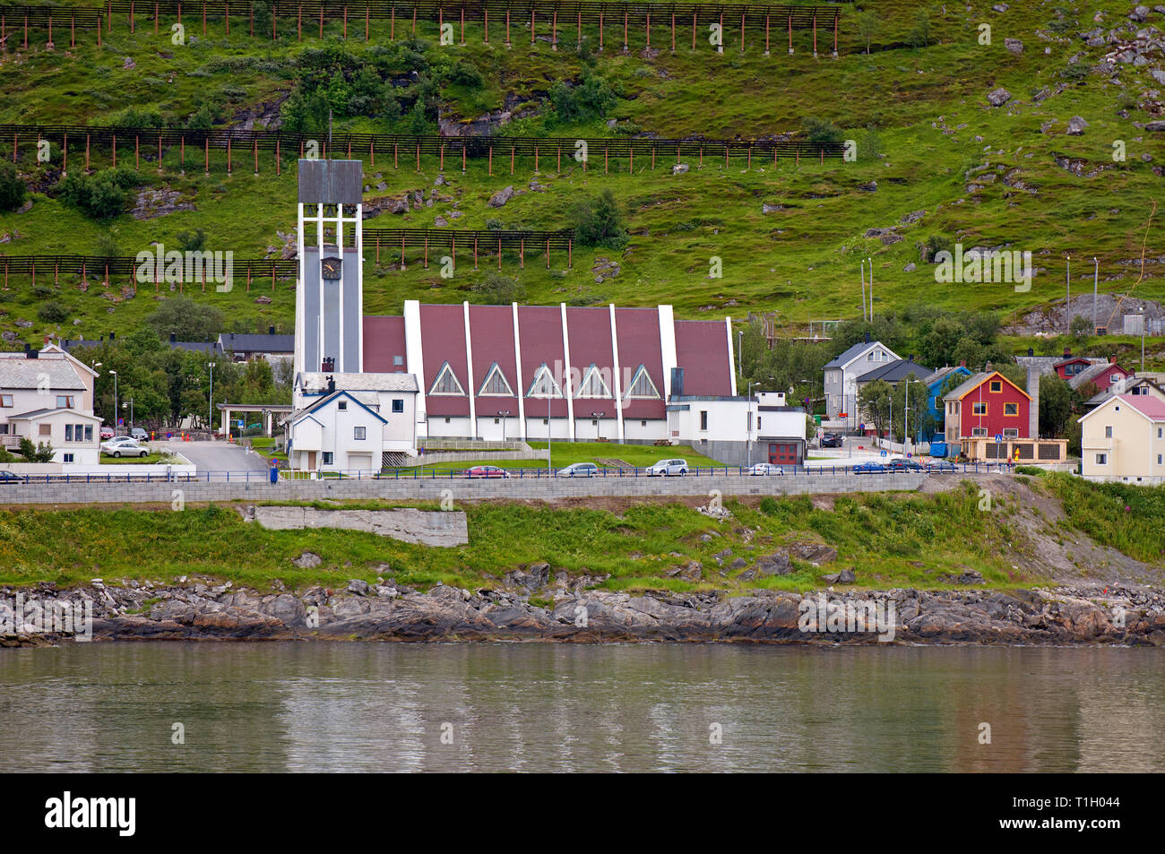 L'Église protestante (par l'architecte Norvégien Hans Magnus) à Hammerfest, Norvège, comté de Finnmark Banque D'Images