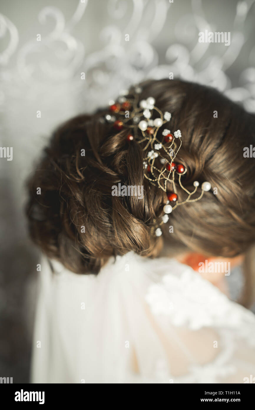 Belle mariée robe de mariage la mode de porter avec des plumes avec délice de luxe maquillage et coiffure, studio de photo d'intérieur. Banque D'Images