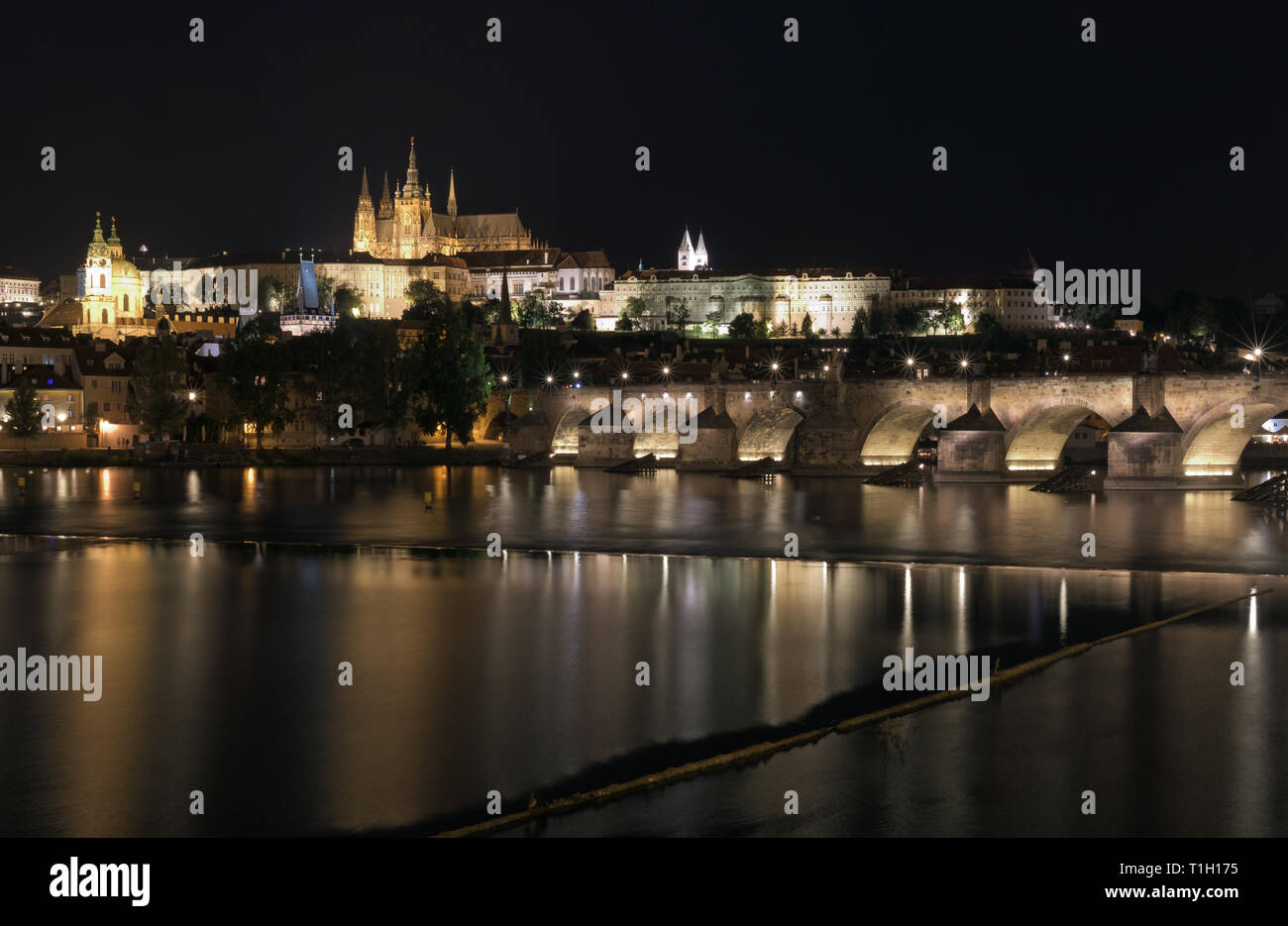 Pague château et le pont Charles, la nuit Banque D'Images