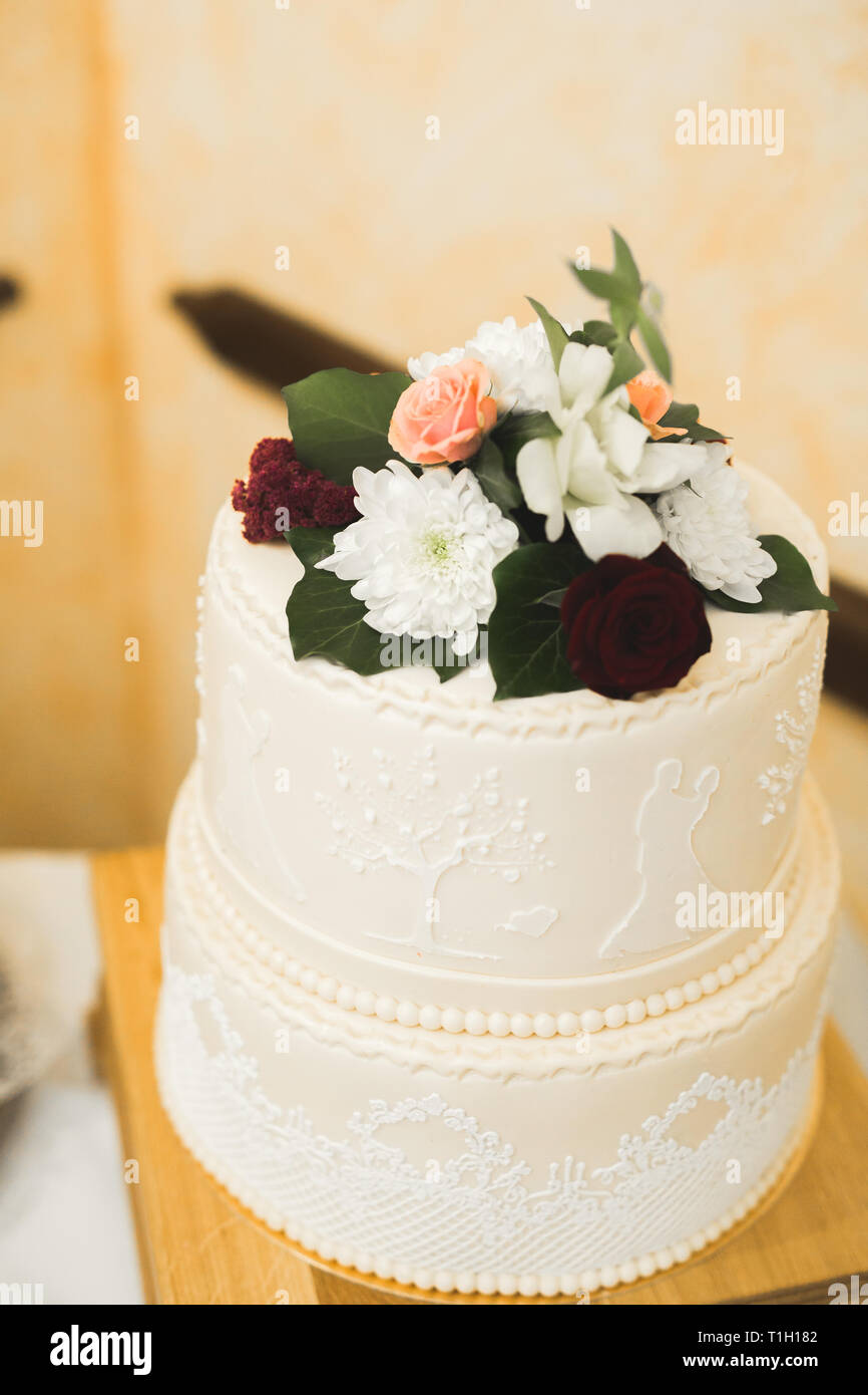 Gâteau de mariage décoré de luxe sur la table Banque D'Images