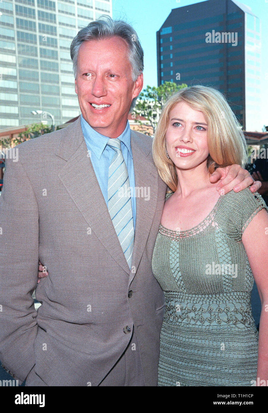 LOS ANGELES, CA. 15 juin 1999 : l'acteur James Woods & amie DAWN DeNOON lors de la première mondiale, à Los Angeles, de son nouveau film "La fille du général" dans lequel il stars avec John Travolta. © Paul Smith / Featureflash Banque D'Images