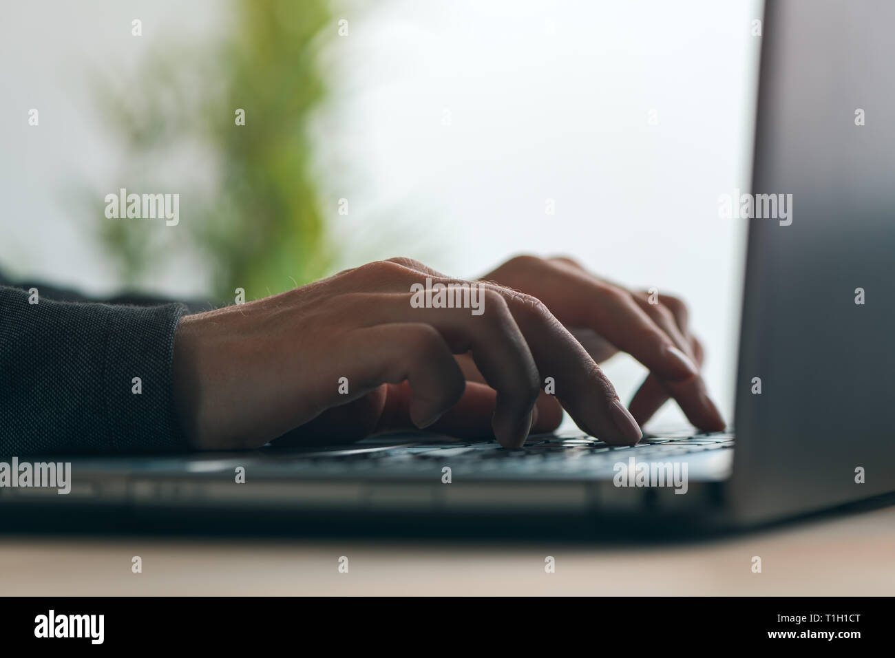 Businesswoman typing ordinateur portable Clavier, Close up of hands in business office Banque D'Images