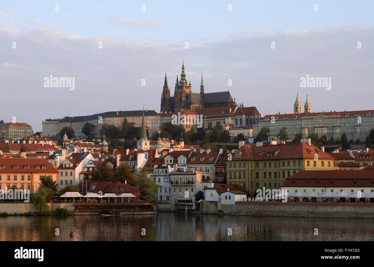 Praga. Vue de la vieille ville à Mala Strana et le château de Prague Banque D'Images