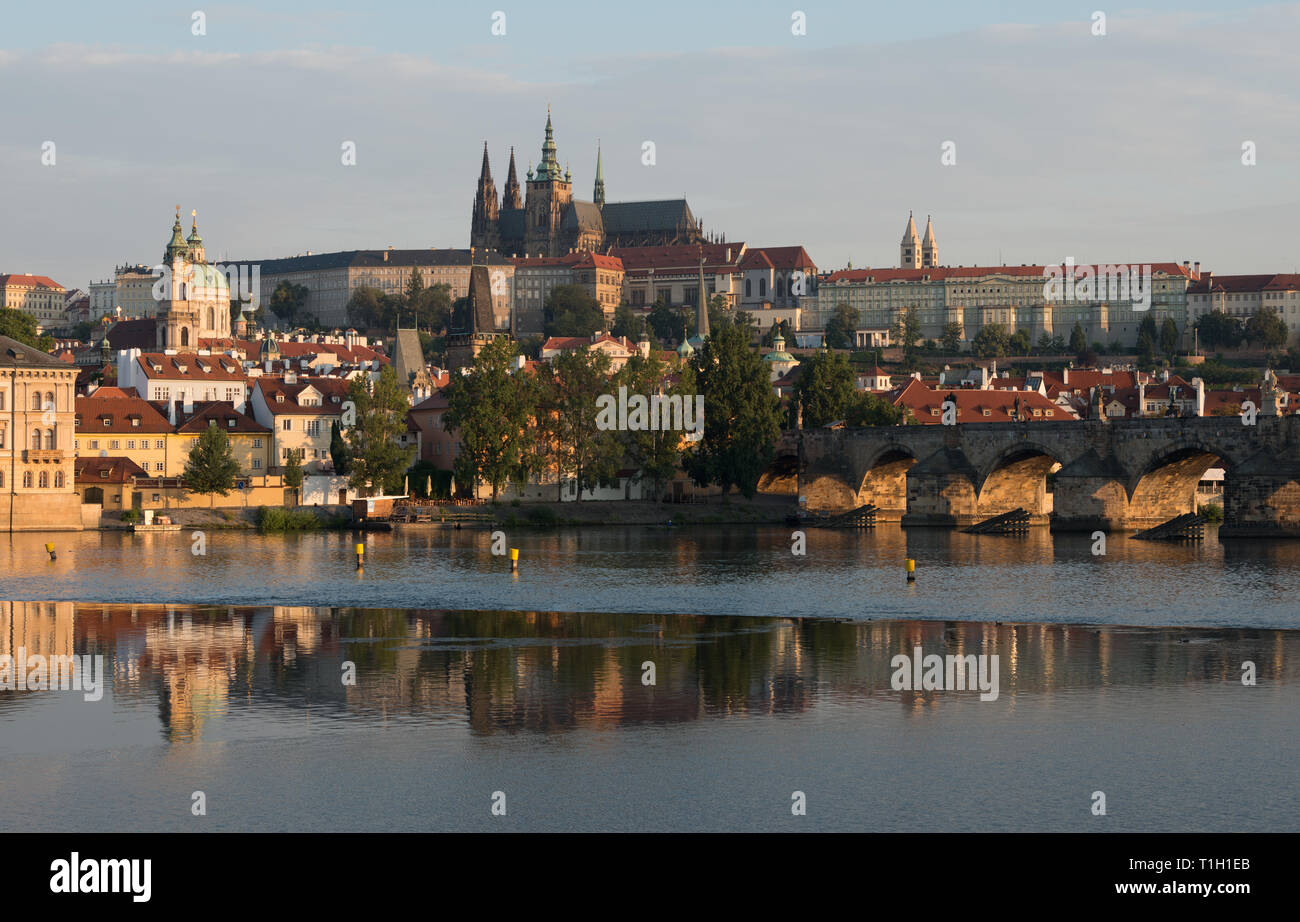 Praga. Vue de la vieille ville à Mala Strana, Hrad et Carles achat régulières de pont au Banque D'Images