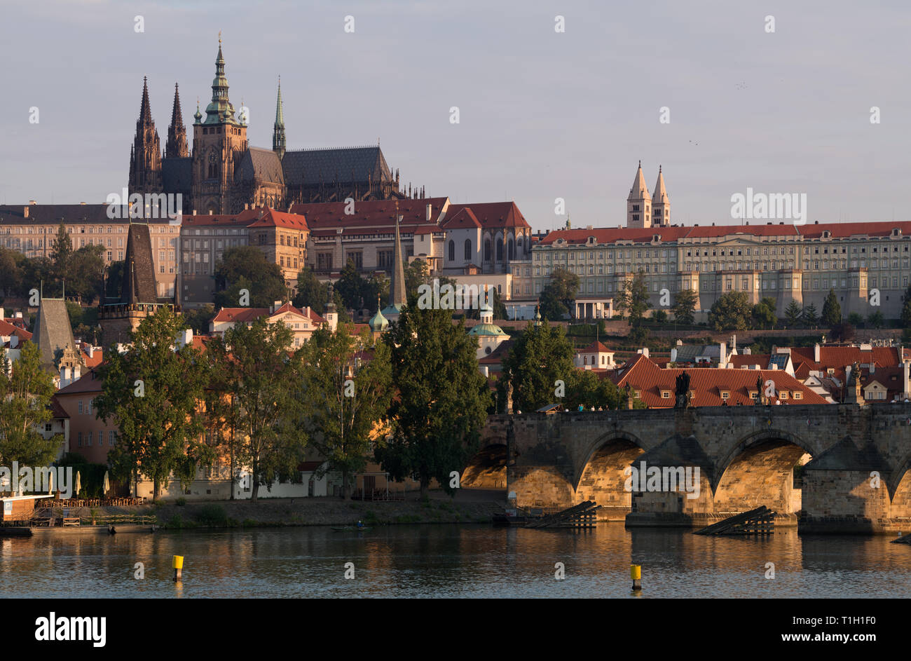Prague. Vue de Hrad et pont Charles le matin Banque D'Images