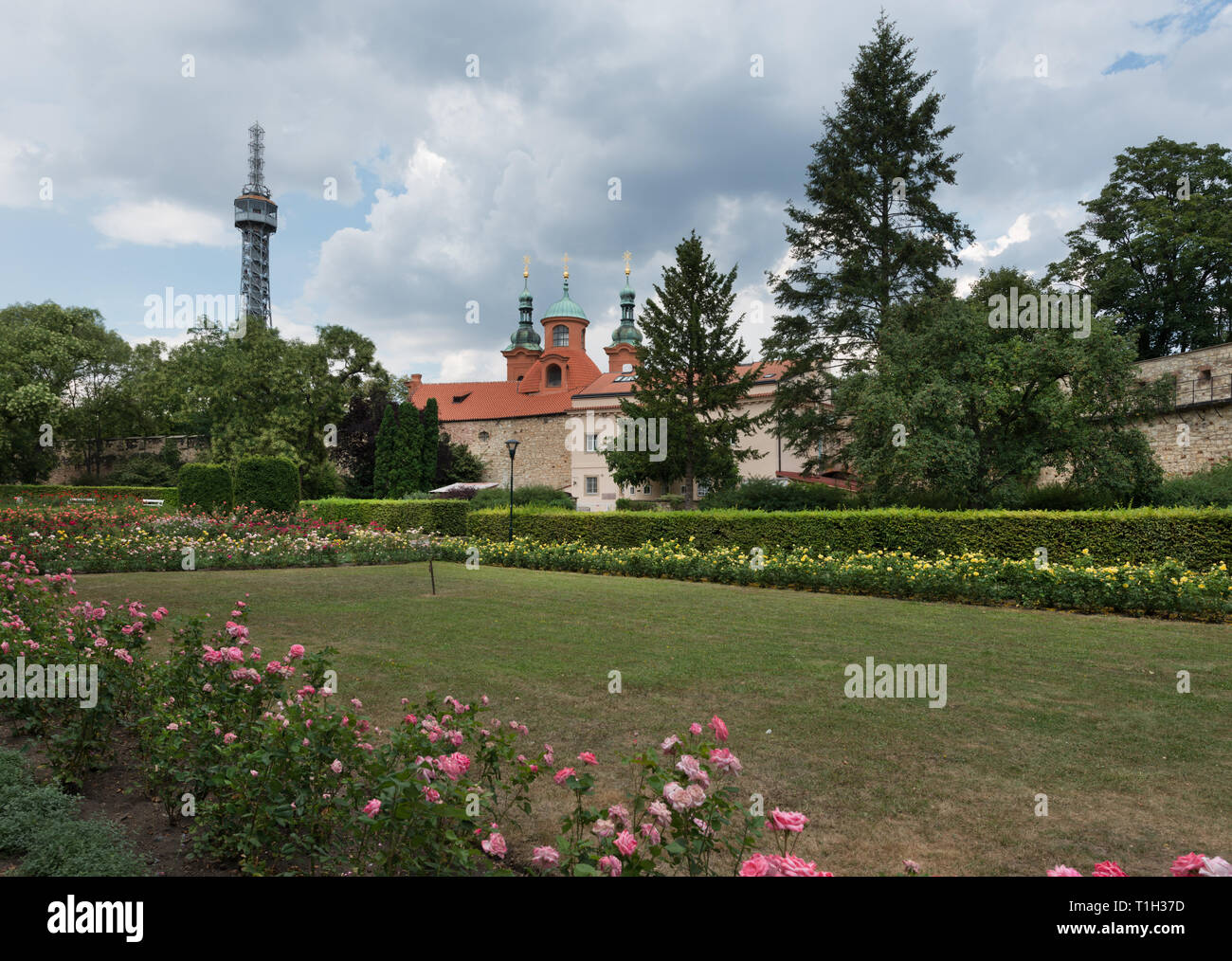 La colline de Petrin, à Prague : Jardin de roses, la cathédrale de Saint-Laurent, mur de la faim et tour d'observation de Petrin Banque D'Images