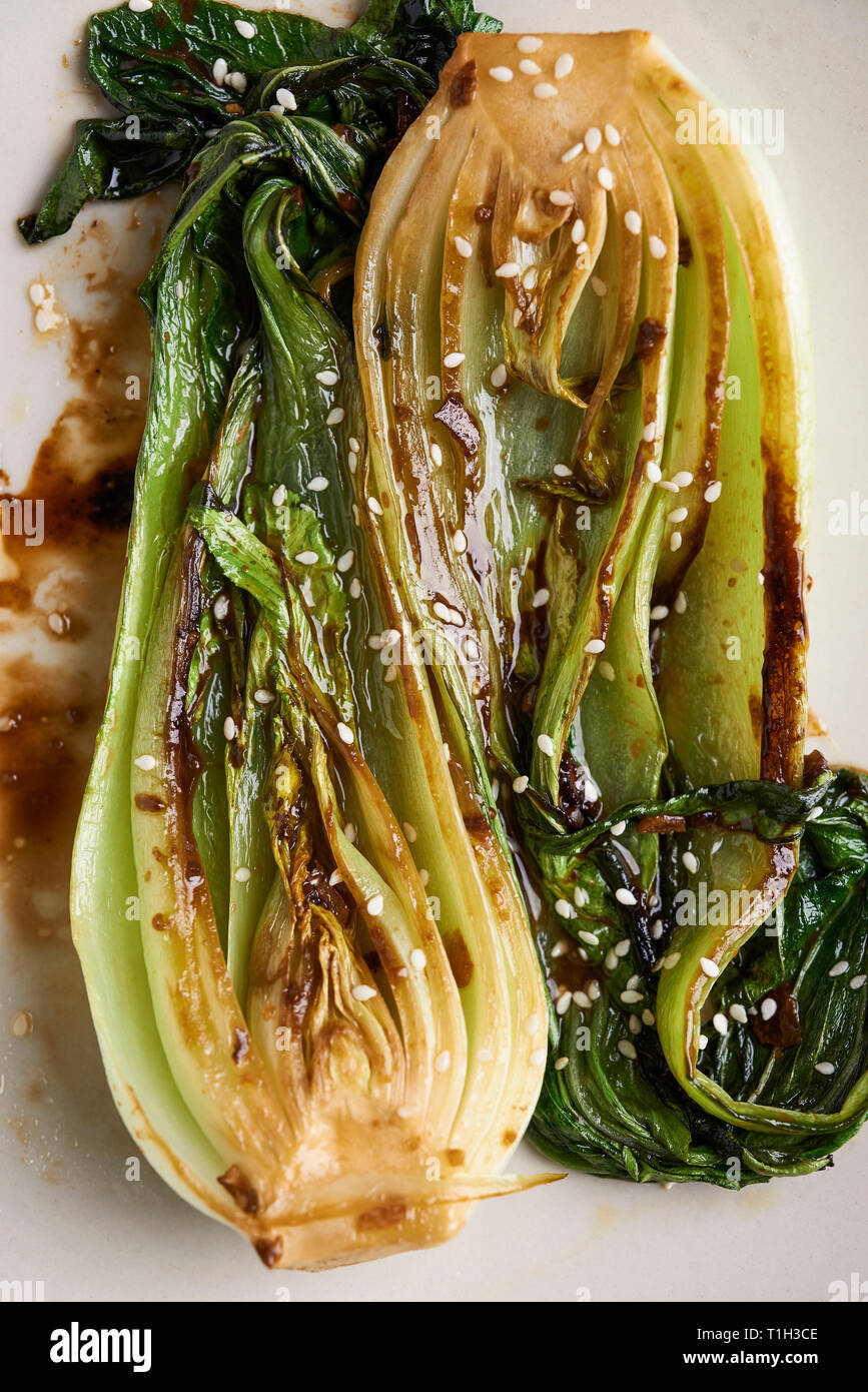 Poêlée de pak choi au sésame et sauce asiatique vue supérieure Banque D'Images