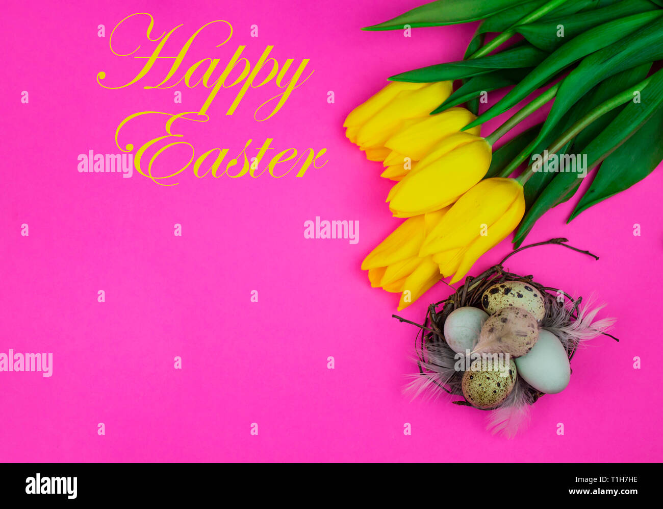 Arrière-plan de Pâques. Les oeufs de Pâques, tulipes jaunes et festive inscription Joyeuses Pâques. copy space Banque D'Images