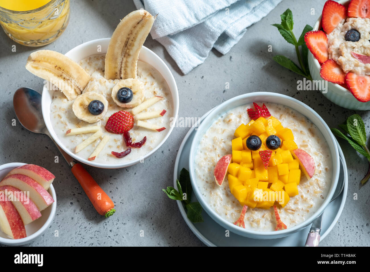 Bols drôles porridge avec pour Pâques Banque D'Images