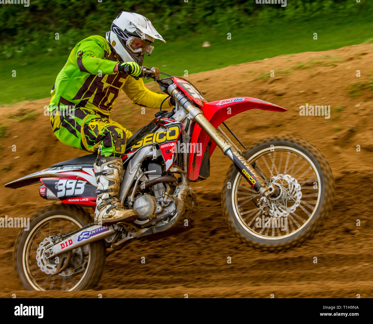 British Motocross Championship Racing à Cadders Hill, Lyng, dans le Norfolk. Honda rider tire un wheelie dur tout en accélérant jusqu'à une colline. Banque D'Images