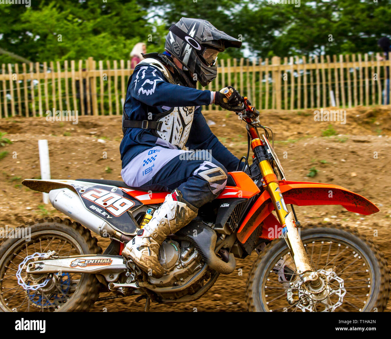 British Motocross Championship Racing à Cadders Hill, Lyng, dans le Norfolk. Pilote KTM des pieds avec soin autour d'un virage serré qui a été coupé de façon à ne pas t Banque D'Images