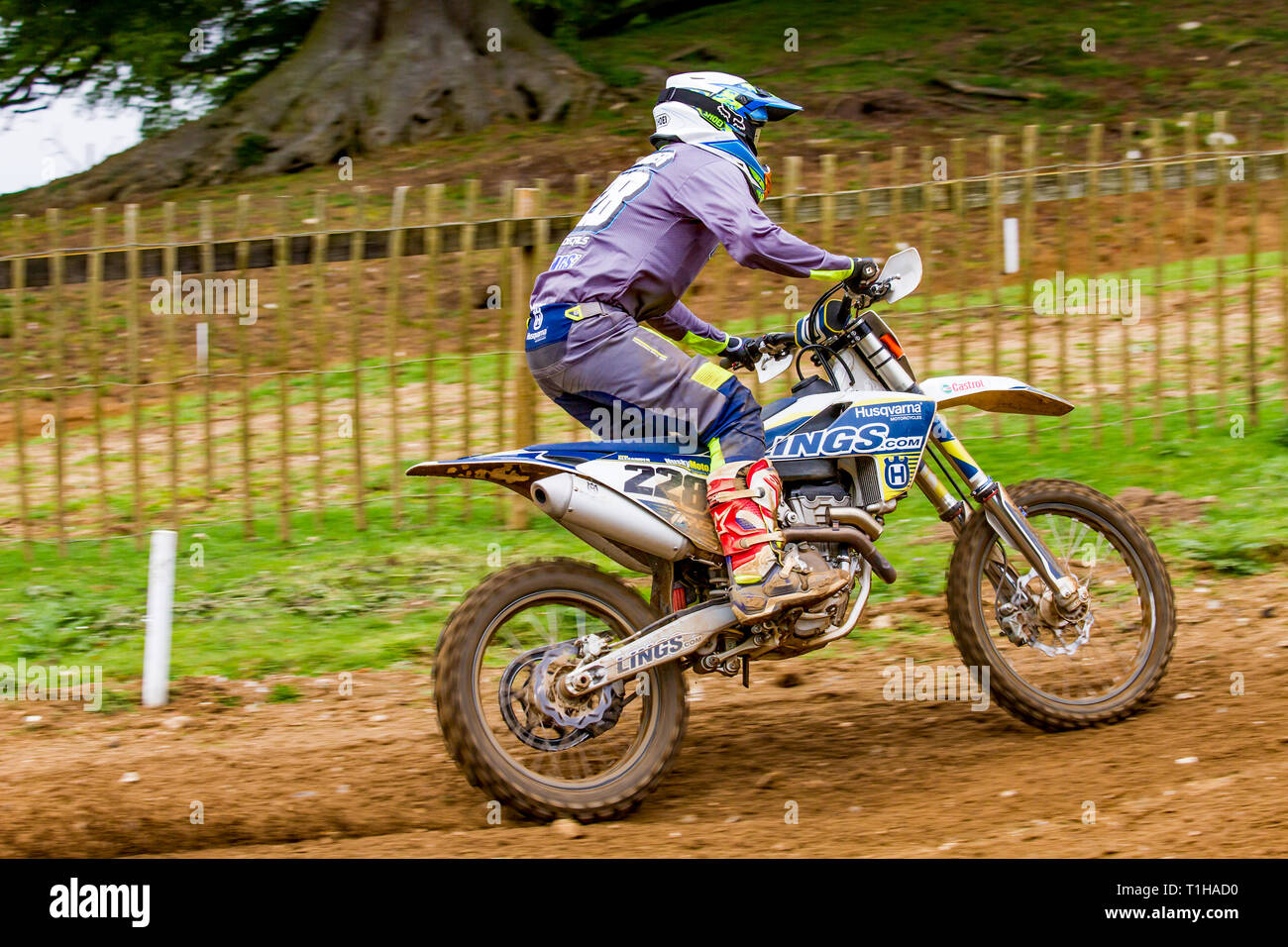 British Motocross Championship Racing à Cadders Hill, Lyng, dans le Norfolk. Motocross rider debout dans la préparation d'une série de sauts et à venir. Banque D'Images