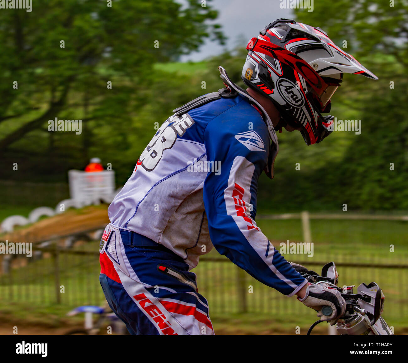 British Motocross Championship Racing à Cadders Hill, Lyng, dans le Norfolk. Motocross rider debout prêt pour un saut. Banque D'Images