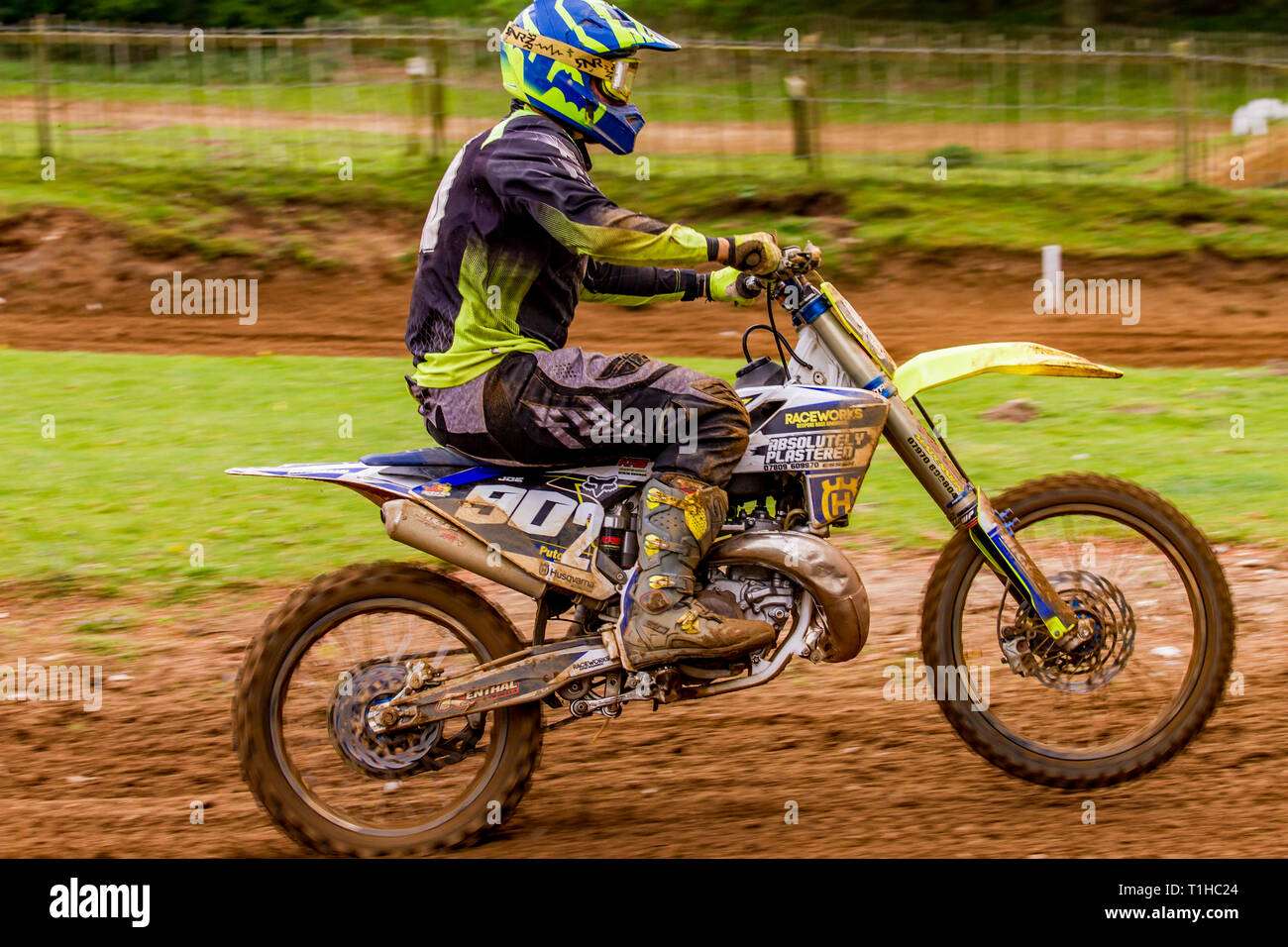 British Motocross Championship Racing à Cadders Hill, Lyng, dans le Norfolk. Extraction d'un rider Suzuki-ONU wheelie intentionnelle accélérer difficiles à attraper la le Banque D'Images