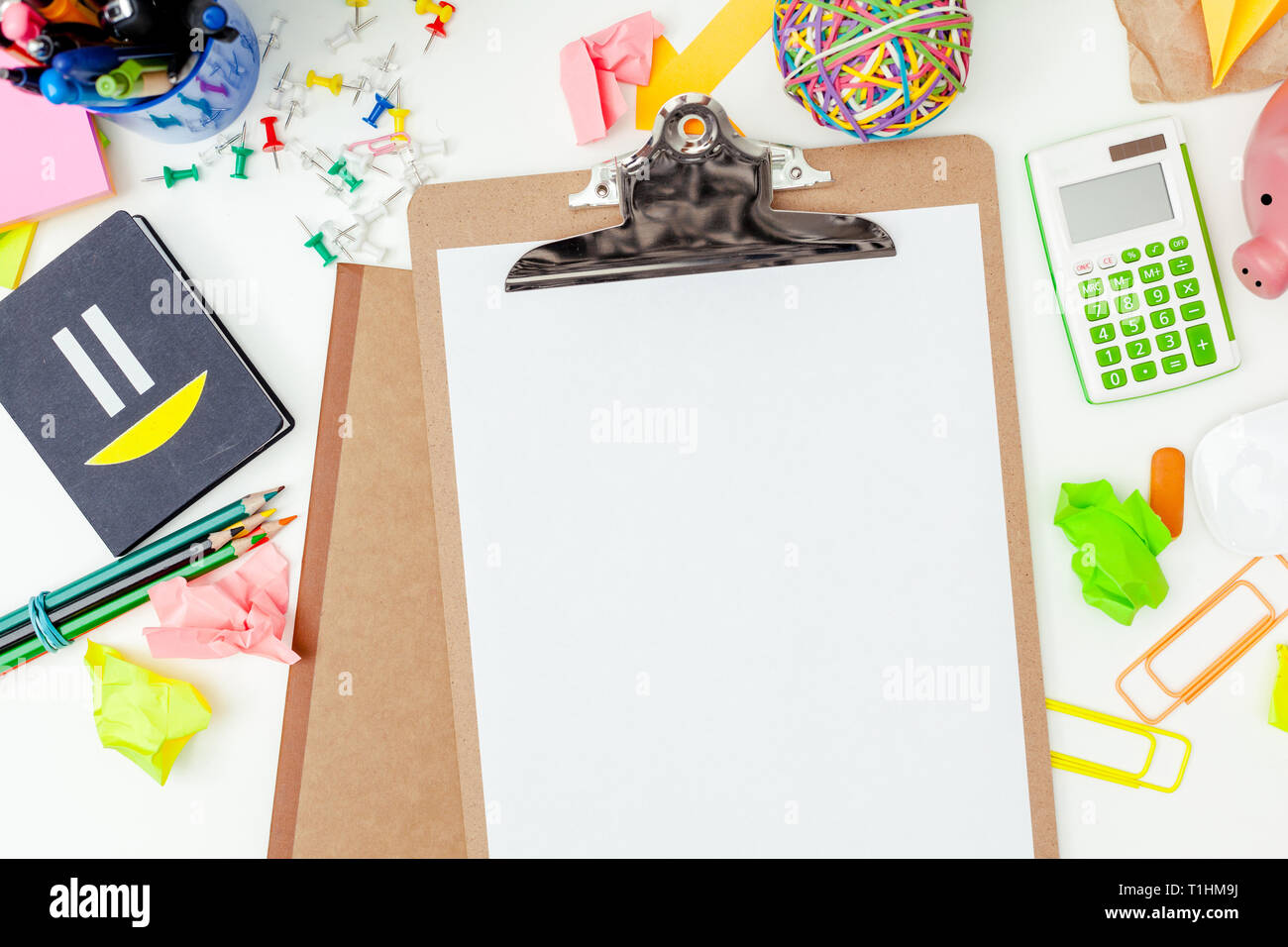 Lieu de travail d'une personne créative avec une variété d'objets de papeterie en couleur Banque D'Images