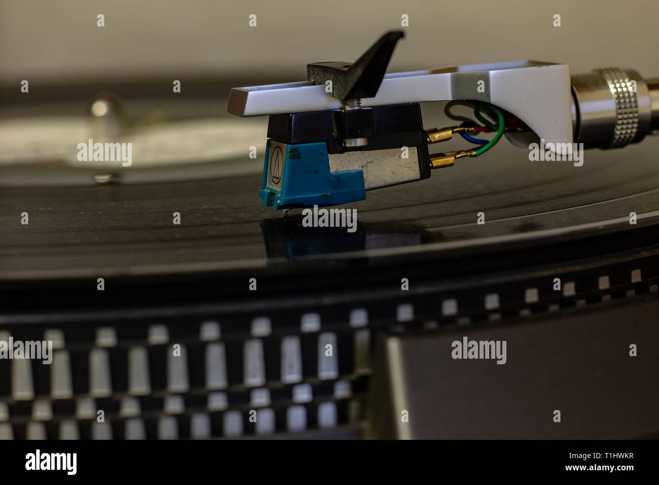Naples, Italie . Un vieux record player qui fonctionne toujours et peut lire la musique à partir de disques vinyles. Célèbre son fonctionnement à travers le bras et l'aiguille. Banque D'Images