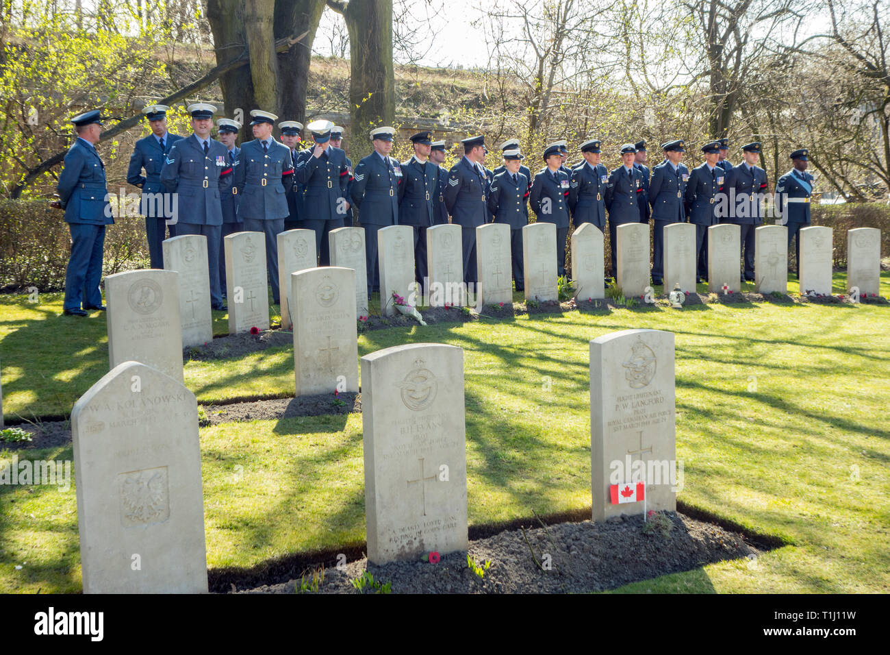 La police de la Royal Air Force, rendre hommage aux 50 aviateurs tués dans la grande évasion du Stalag 3 sur le 75e anniversaire de la guerre, cimetière de Poznan Banque D'Images