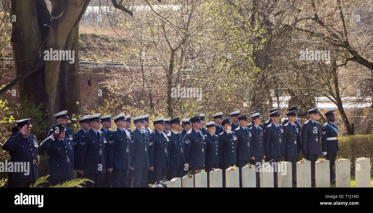 La police de la Royal Air Force, rendre hommage aux 50 aviateurs tués dans la grande évasion du Stalag 3 sur le 75e anniversaire de la guerre, cimetière de Poznan Banque D'Images