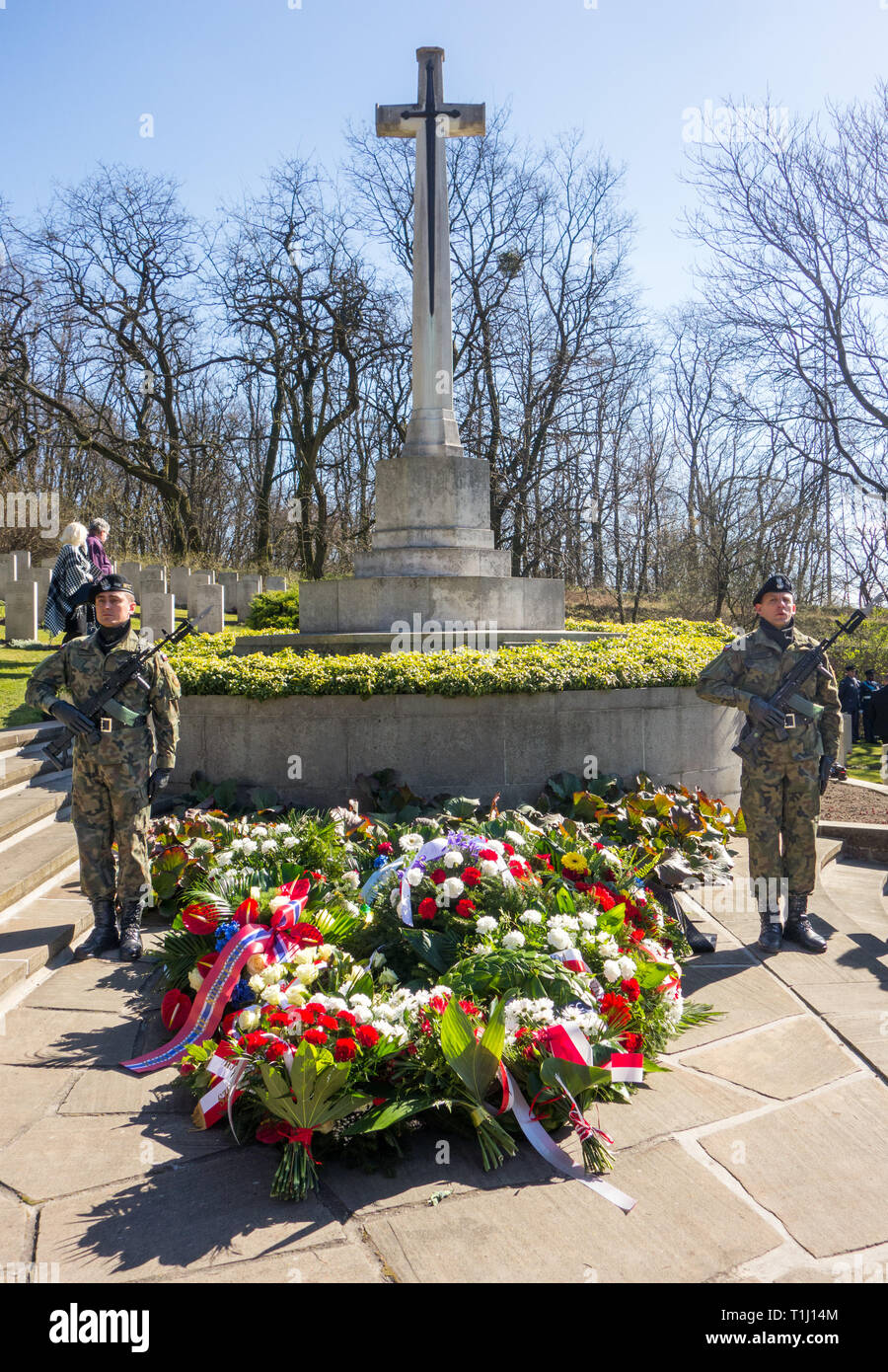 Garde d'honneur pour les 50 aviateurs tués dans la grande évasion du Stalag 3 sur le 75e anniversaire de la guerre, cimetière de Poznan Pologne Banque D'Images