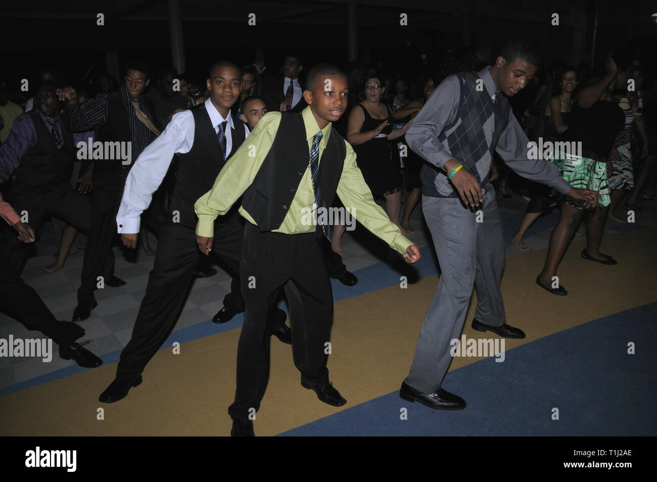Teens dancing at a high school dance Banque D'Images