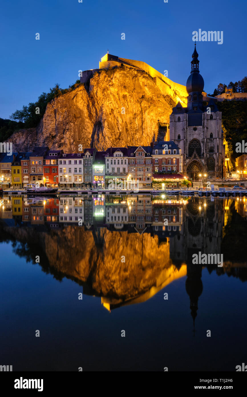 Vue de nuit sur la ville de Dinant, Belgique Banque D'Images