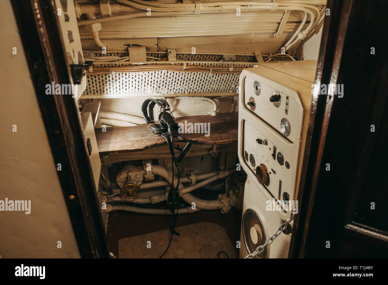 Le casque reste sur une étagère dans la salle radio à bord de l'EML Lembit, une classe Kalev pose de mines sous-marin de l'ère soviétique sur l'affichage à Tallinn, Estonie Banque D'Images