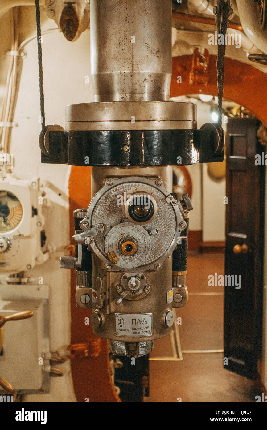 Fermer jusqu'à l'aide du périscope, à bord de l'EML Lembit, un Kalev-classe la pose de mines sous-marin de l'ère soviétique, à l'affiche à Tallinn, Estonie Banque D'Images