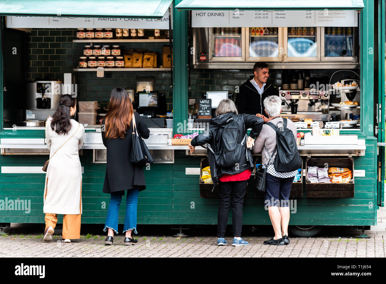 Londres, Royaume-Uni - 12 septembre 2018 : Les gens d'acheter du café ou du thé dans la matinée fast food rue counter à l'extérieur au café à Chelsea Royaume-uni, Great Brit Banque D'Images