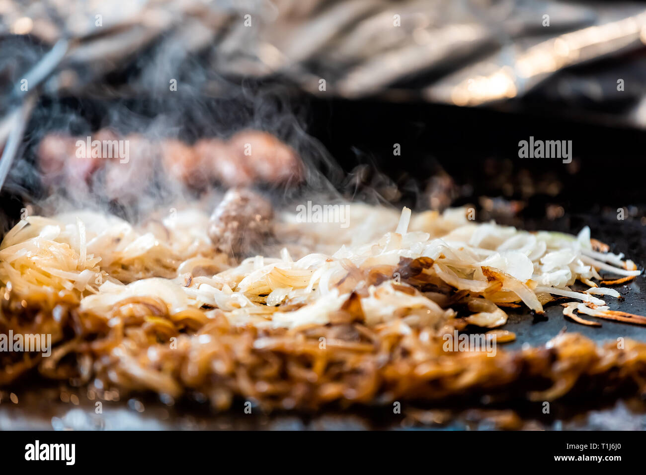 Comptoir de restauration rapide grill contexte avec des oignons frais Boeuf Porc viande dans la vapeur chaude de camion libre et personne ne Banque D'Images