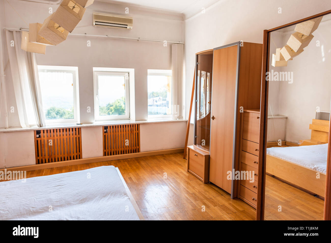 Nouveau lit blanc en bois minimaliste simple armoire penderie armoire en bois ou d'une armoire dans la chambre accueil chambre ou appartement Banque D'Images