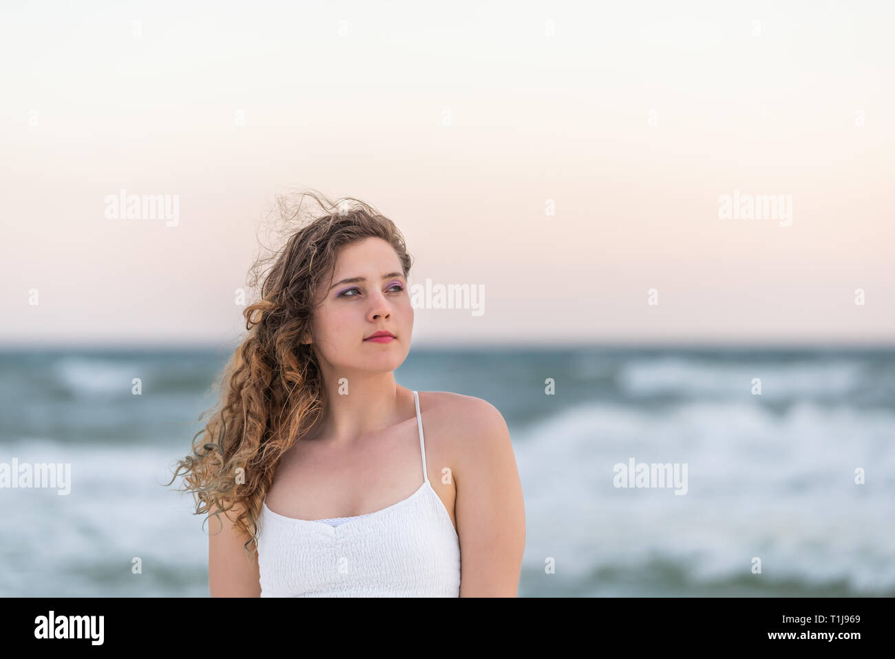 Jeune Femme En Robe Blanche Sur La Plage Coucher Du Soleil