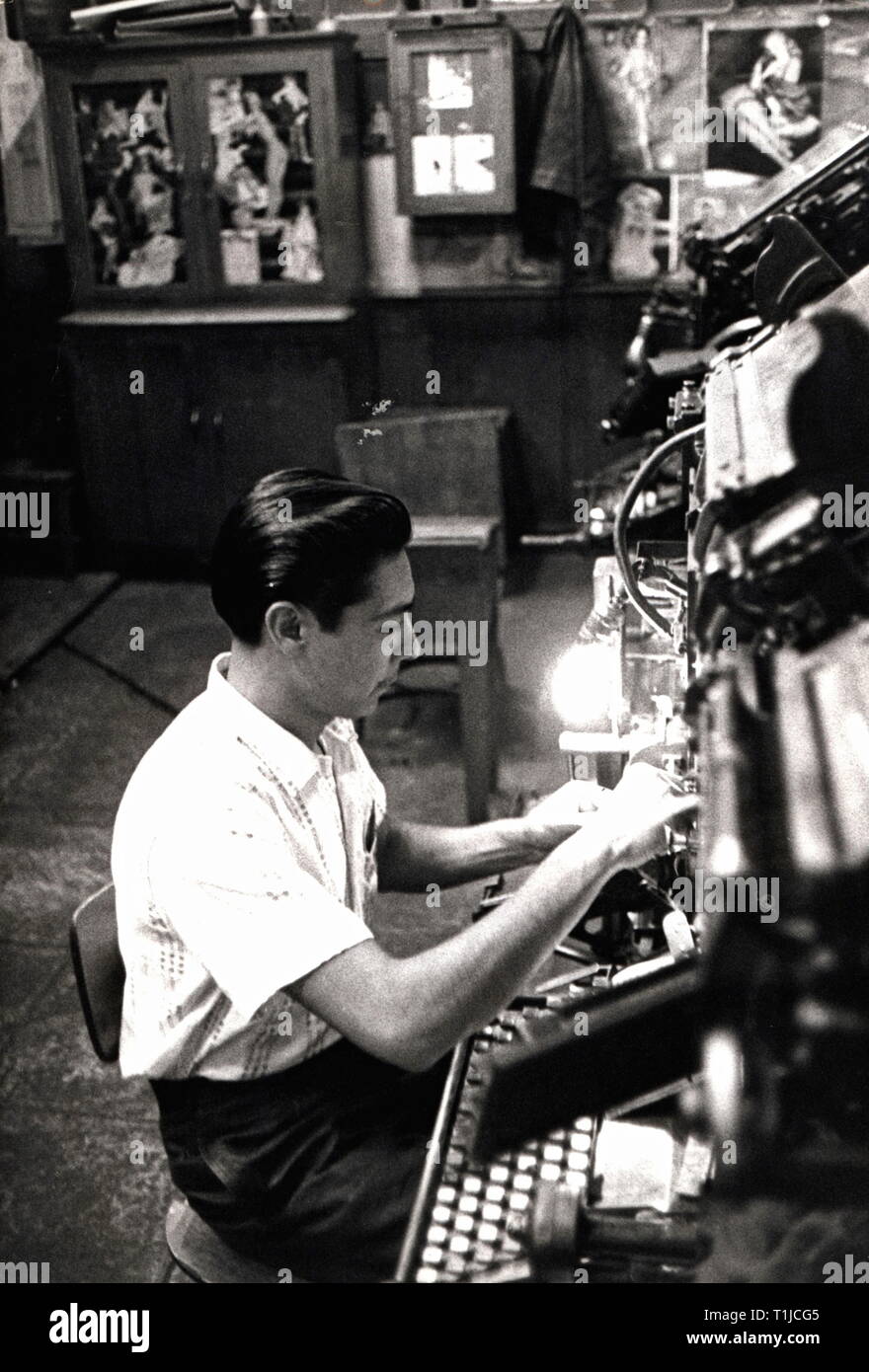 Technics, typographie, travaillant dans une machine de composition dans un atelier d'impression, de l'Allemagne, 1950 Additional-Rights Clearance-Info-Not-Available- Banque D'Images