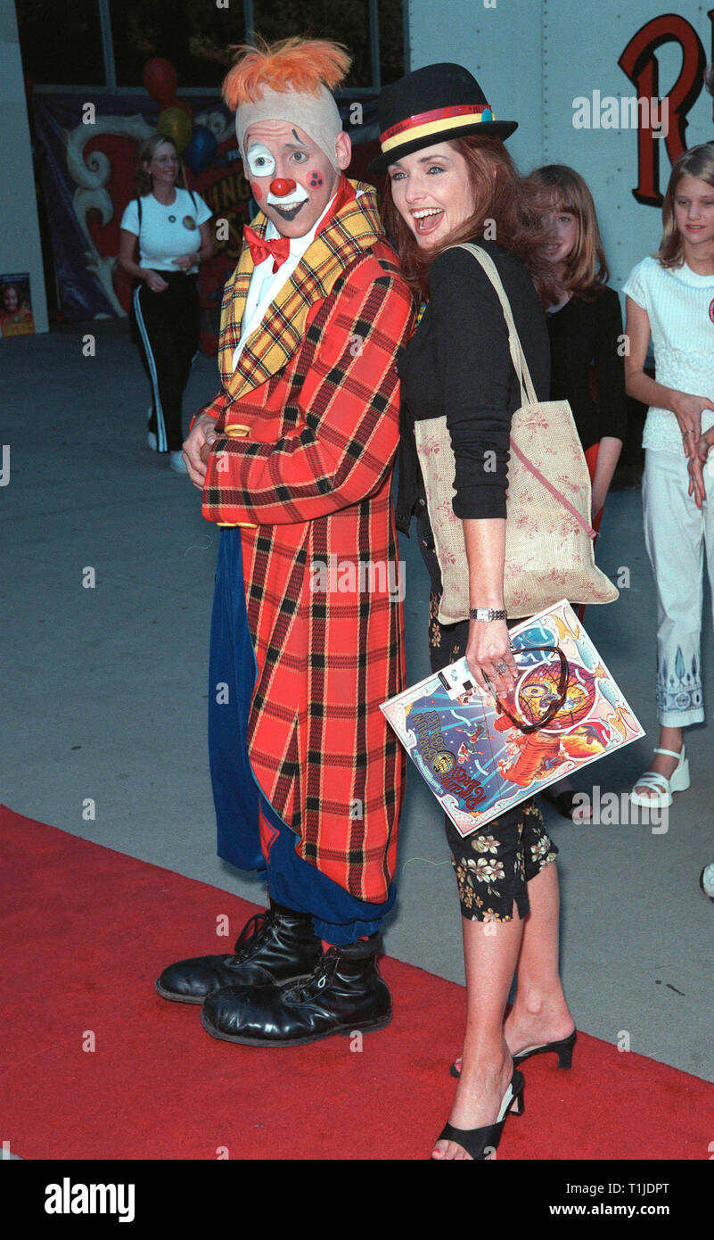 LOS ANGELES, CA - le 21 juillet 1999 : l'actrice MORGAN BRETAGNE & clown au Los Angeles soirée d'ouverture de Ringling Bros and Barnum & Bailey Circus. La soirée a été au profit de la Fondation canadienne de la fibrose kystique. © Paul Smith / Featureflash Banque D'Images