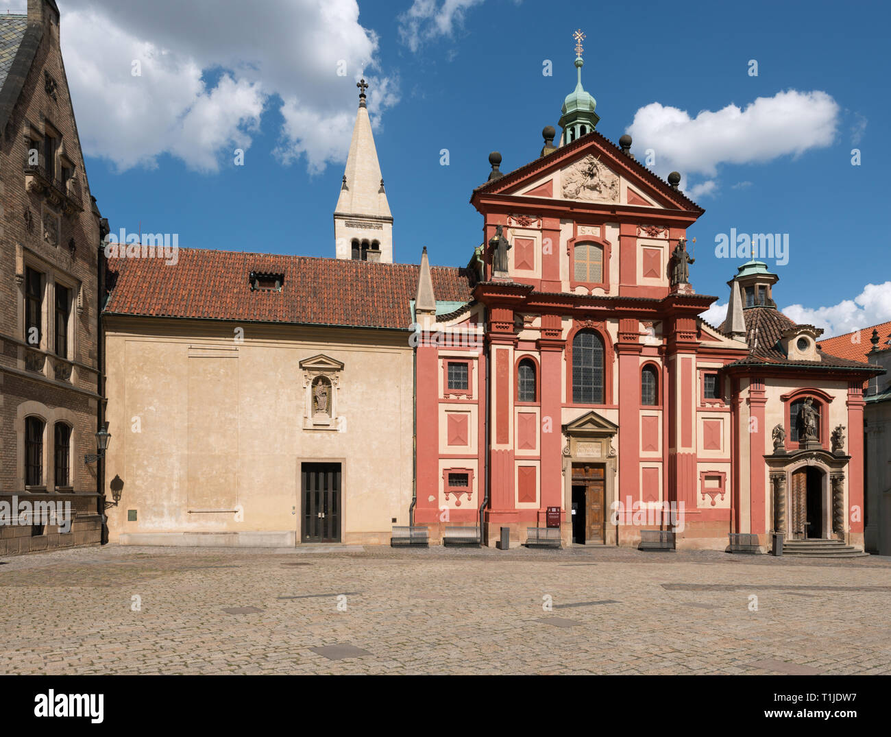 Basilique de Saint George dans le château de Prague Banque D'Images