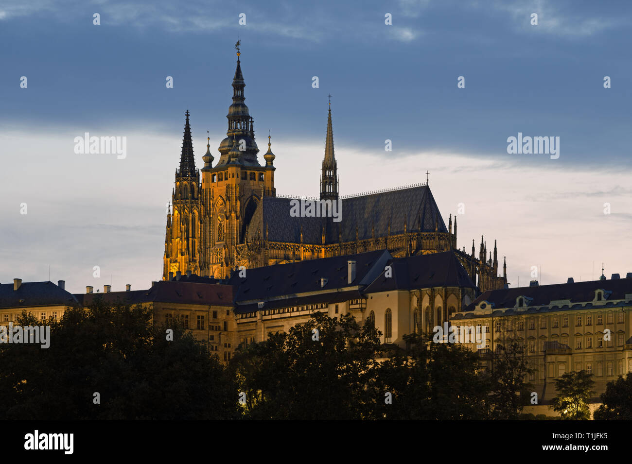 Le Château de Prague et la Cathédrale St Vitus au crépuscule Banque D'Images