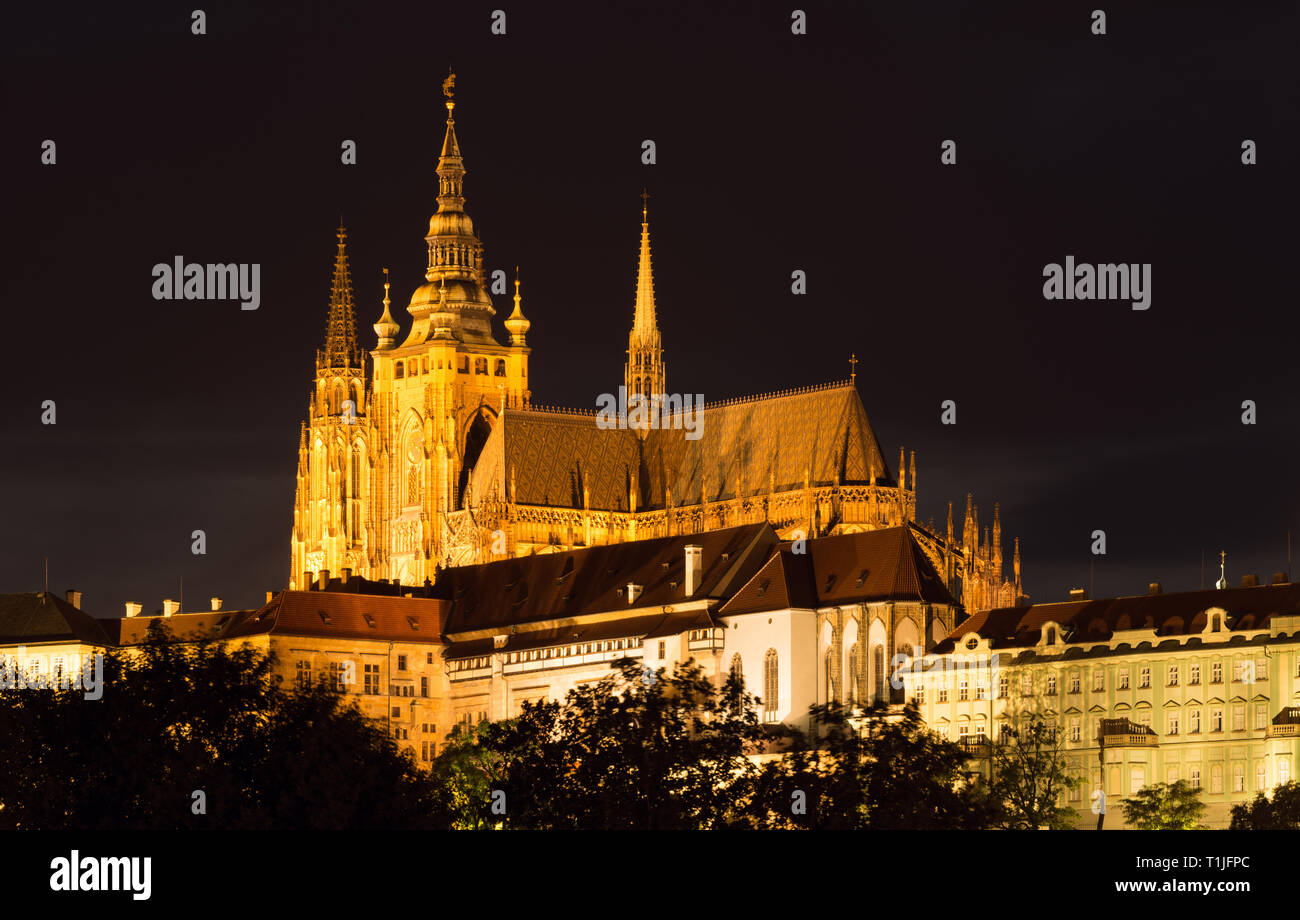 Prague : la cathédrale St Vitus de nuit Banque D'Images