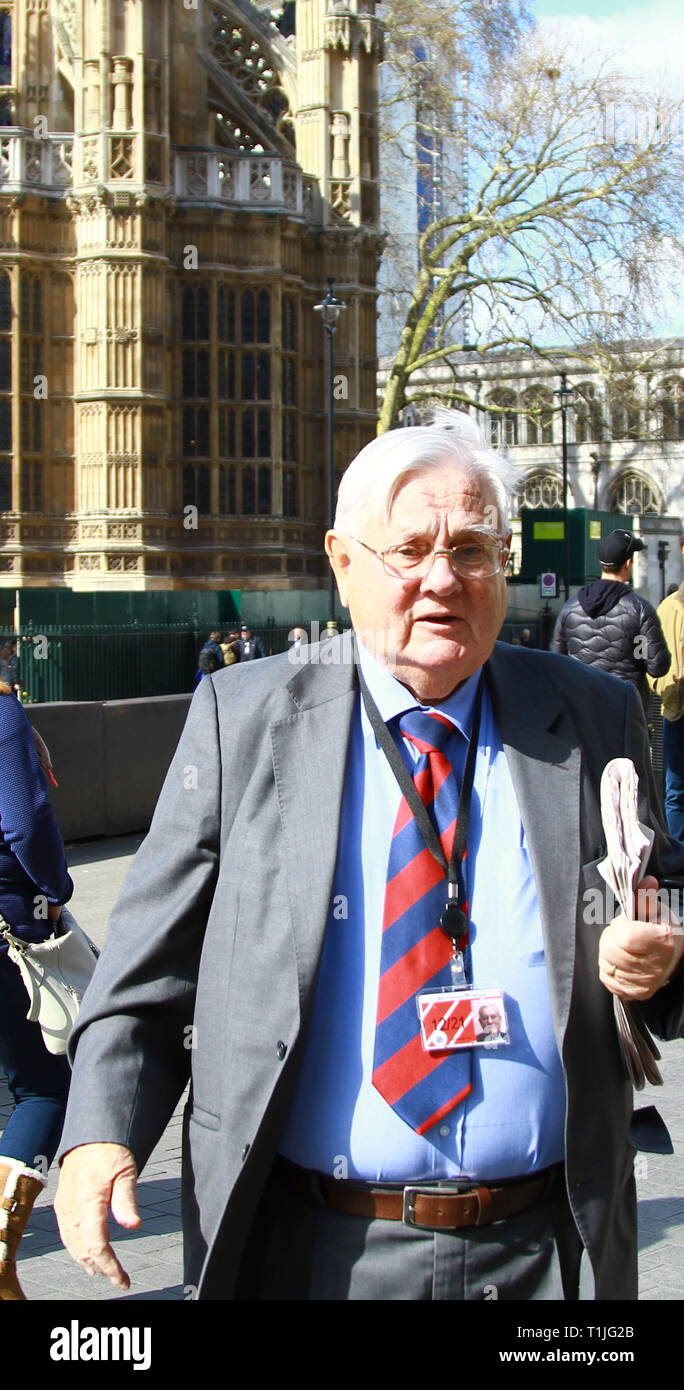 Baron Tomlinson de Walsall dans la ville de Westminster le 25 mars 2019. Lords. Pairs. Les membres de la Chambre des Lords. Les hommes politiques britanniques. La constitution. Les rues de Londres. Rues de Westminster. Auteur du livre intitulé La Marche de l'extrémisme politique en Grande-Bretagne. Banque D'Images